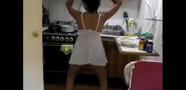  Esposa nalgona bailando en tanga